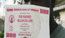 Cận Tết con Dê: Nhiều người đổ xô đi tìm vận đổi đời bằng tiền “độc”?