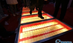 Tiệm vàng trải '48 tỷ' làm đường đi cho khách