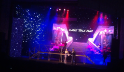 Lệ Quyên tình tứ với Quang Dũng ngay trên sân khấu 