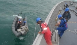 Phát hiện thi thể nạn nhân QZ8501 có mặc áo phao