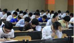 Lộ đề thi, 25.000 học sinh lớp 12 thi lại môn Tiếng Anh