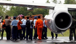 Đưa hai thi thể nạn nhân QZ8501 về với người thân (cập nhật)