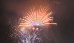 Ngắm màn pháo hoa độc đáo rực rỡ trên bầu trời chào đón năm 2015