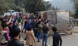 Lật xe tải, đường lên Sa pa tắc nhiều giờ ngày đầu năm mới 2015