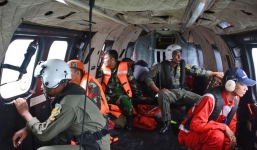 Chuyến bay QZ8501: Tìm thấy 5 thi thể còn ngồi ghế, thắt dây an toàn