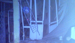 Ô tô 7 chỗ tông vỡ nhà người dân rồi bỏ chạy