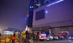 Parkson Keangnam Landmark đột ngột đóng cửa, các quầy hàng chuyển đồ trong đêm