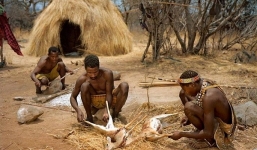 Cận cảnh cuộc sống quần hôn của bộ tộc cổ xưa nhất thế giới
