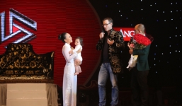 Chồng Đoan Trang tỏ tình rồi âu yếm hôn vợ trên sân khấu