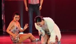 Hồ Ngọc Hà gục xuống sâu khấu khi 'Cố xóa hết'