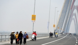 Phương tiện dừng đỗ, đi bộ lên cầu Nhật Tân sẽ bị xử phạt