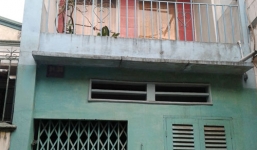 Hai vợ chồng nằm gục trên sàn nhà bên lá thư tuyệt mệnh