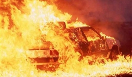 Người cha 71 tuổi châm lửa thiêu con trai trong ô tô