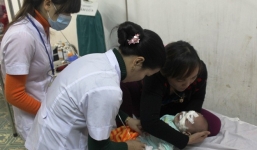 Bé gái 6 tháng tuổi mất mẹ, khóc ngằn ngặt trong bệnh viện