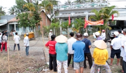 Đặt quan tài trước nhà phản đối cưỡng chế thu hồi đất ở miền Tây