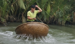 Thú vị điệu nhảy Gangnam Style trên thuyền thúng 