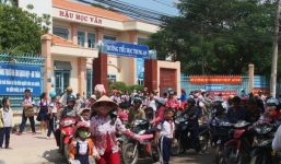 Chuyển công tác hiệu trưởng và 3 giáo viên trường cô giáo uống thuốc sâu tự tử