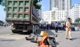 Hai nữ sinh đi xe đạp điện bị cuốn vào gầm xe tải