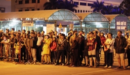 Người dân ra sân bay chờ dù ông Nguyễn Bá Thanh chưa về