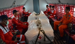 Những hình ảnh đầu tiên của xác máy bay QZ8501 dưới đáy đại dương