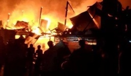 Cháy lớn ở chợ Thới Bình, nhiều cửa hàng bị thiêu rụi