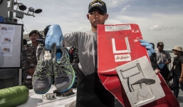 Những di vật của nạn nhân QZ8501 vớt được từ nơi máy bay rơi