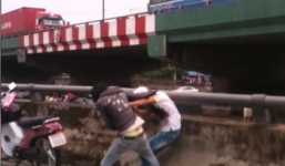 Hành hung hàng xóm trọng thương vì đi đám cưới không bỏ tiền mừng