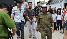 Kẻ đâm trọng thương thiếu nữ, cướp thẻ cào điện thoại phạm tội gì?