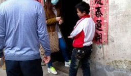 Hai bé trai sống cạnh thi thể mẹ suốt một tuần