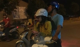 Thiếu nữ 'nẫng' hàng chục điện thoại iPhone nhờ chiêu vờ xin việc