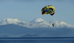 Máy bay lao xuống hồ, 13 người kịp nhảy dù thoát thân