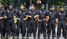 Cảnh sát đãng trí dùng súng tự bắn mình