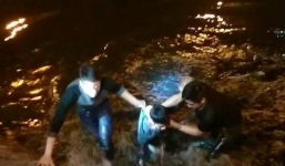 Cảnh sát nổ súng bắn chỉ thiên, khống chế thanh niên nhảy xuống sông cố thủ