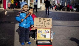 Mẹ rao bán con trai lấy tiền chữa bệnh cho con gái