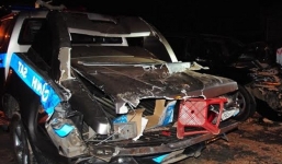 Xe CSGT bẹp dúm vì cây cổ thụ bật gốc đè lên