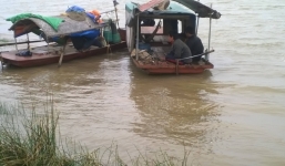 Tìm thấy thi thể cháu bé bị người tình của mẹ ném xuống sông