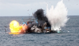 Indonesia cho nổ tung tàu cá Malaysia đánh bắt trái phép