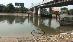 Phát hiện thi thể nam giới nổi giữa 2 sà lan trên sông Sài Gòn