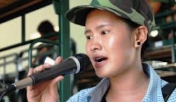 Cô gái bán kẹo dạo hát 'Anh' hay ngang Hồ Quỳnh Hương