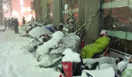 Mặc tuyết trắng, Fan cuồng Apple ngủ xuyên đêm chờ khuyến mại