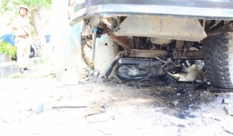 Tránh đâm nhiều người ở ngã tư, xe ben cuốn hai xe máy vào gầm