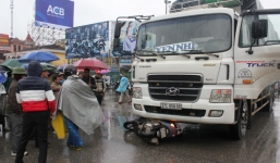 Xe tải 'nuốt' xe máy, hai thiếu nữ tử vong giữa ngã tư