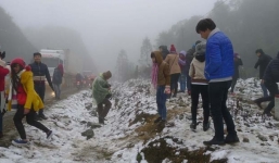 Ùn tắc giao thông trên đường lên Sapa do mưa tuyết