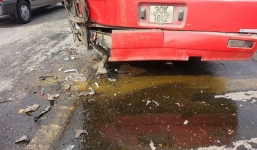 Hơn 20 hành khách hoảng loạn vì xe buýt bị đâm