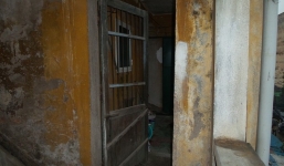 Vợ 'vụng trộm' với trai “lạ” ngay tại nhà, chồng uất ức sát hại con rồi tự tử?