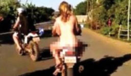 Campuchia trục xuất 3 du khách nước ngoài khỏa thân đi xe máy