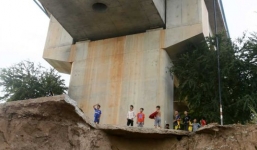 Nước lũ làm lộ cầu không móng Trung Quốc xây cho Campuchia