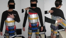 Dính 94 chiếc iPhone quanh người để buôn lậu