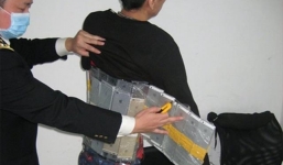 Dán 94 chiếc iPhone lên người để buôn lậu