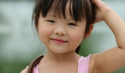 Clip nhóc tì 4 tuổi làm phiên dịch gây sốt cộng đồng mạng